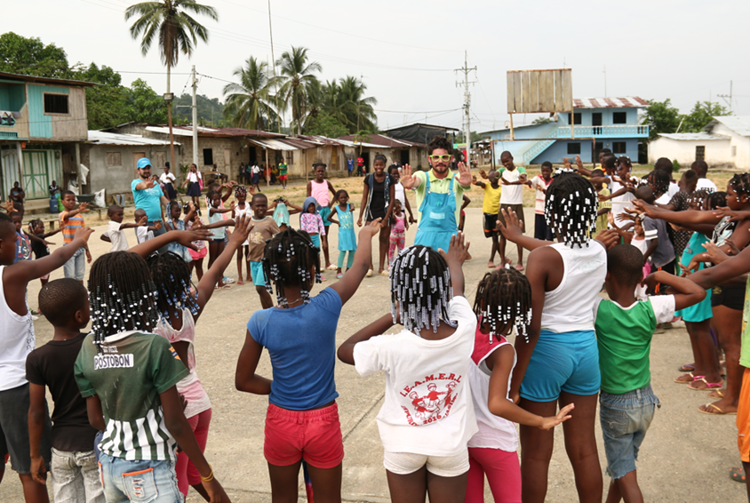 SOS-barnebyer i Columbia, barna er samlet ute og leker i ring. 