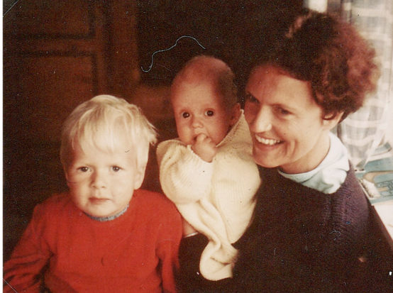 Bilde av yngre Berit Tveter med to barn. Et gammelt bilde fra 1970-tallet. Foto: Privat. 