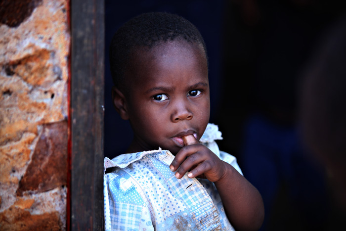 Stengte skoler fører til sult blant barna. Lita jente fra Eswatini. Foto: Bjørn-Owe Holmberg
