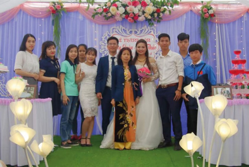 Thao med sin nye kone på bryllupet deres, sammen med SOS-familien.