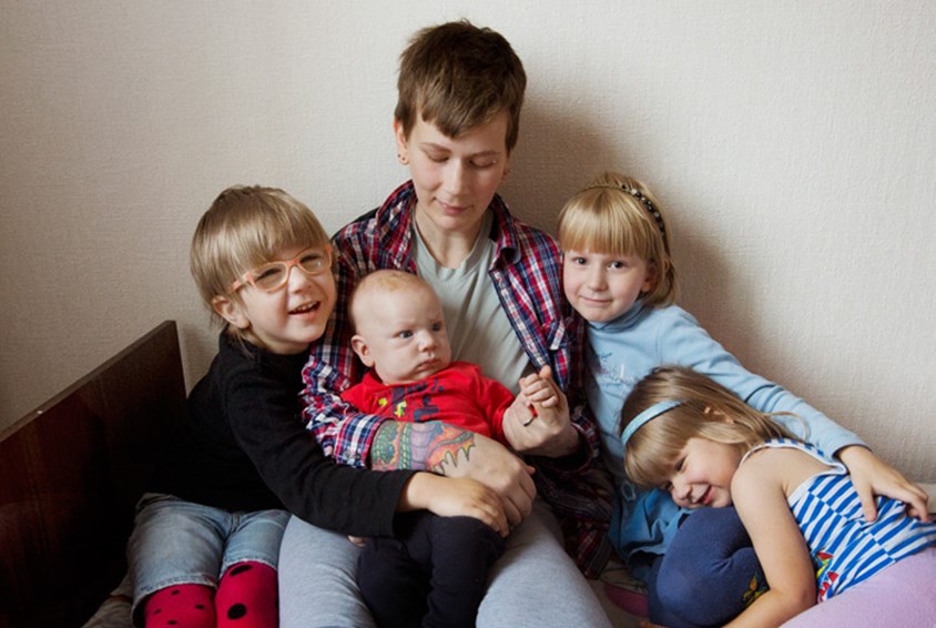 Yekaterina sitter i senga sammen med de fire barna sine. Foto: Nina Ruud