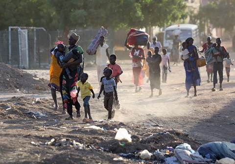 Sudan: Familier med barn flykter fra kampene. Foto: AFP