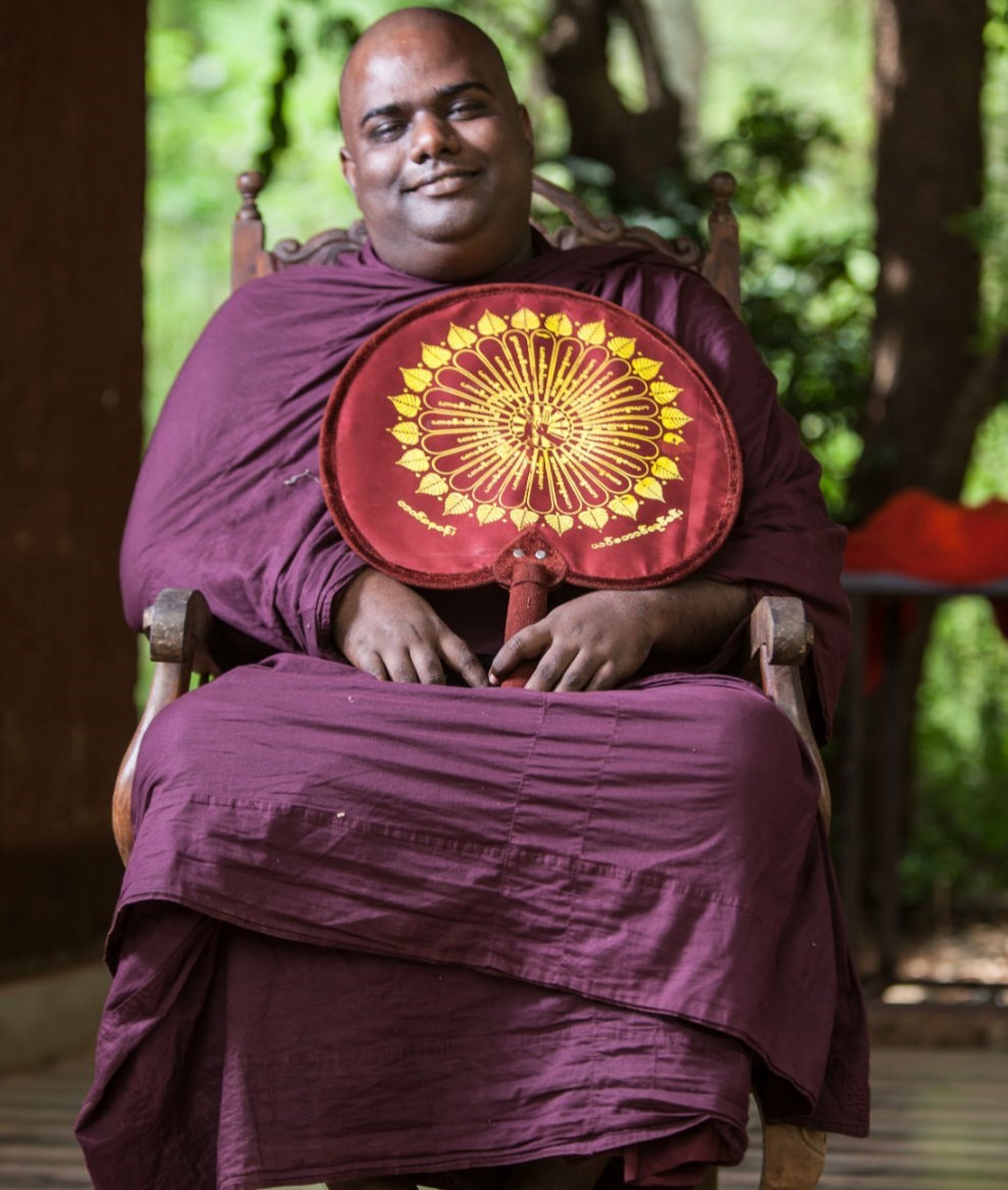 Rajangane Saddharathana Thero er den øverste munken i tempelkomplekset og en viktig mann å samarbeide med.