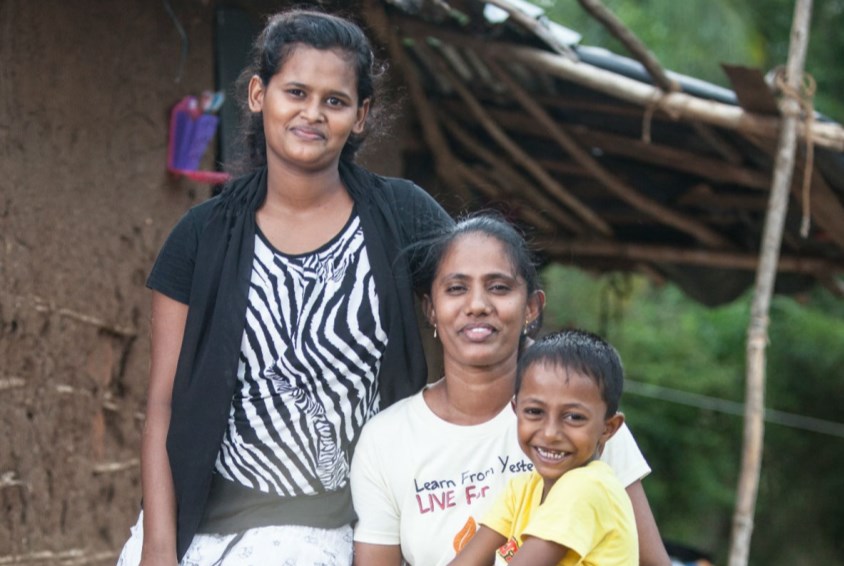 Nipun har opplevd en enorm fremgang etter at SOS-barnebyer startet med ekstraundervisning på skolen. Her er han sammen med mamma Anushka og tante Anoma.
