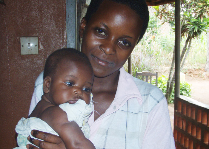 En mor fra et afrikansk land holder den lille, lubne babyen sin i armene. Illustrasjonsfoto: 
