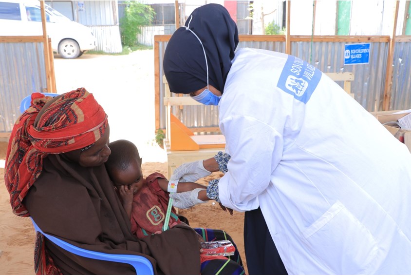 Mor og barn får behandling på SOS-barnebyers medisinske senter i Mogadishu.