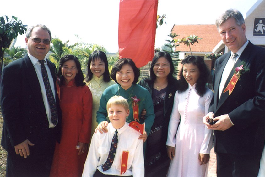 Den første barnebyen SOS-Norge finanserte var i Vietnam. Her fra åpningen i Viet Tri. SOS-barnebyers styreleder gjennom mange år, Sigbjørn Johnsen var også med. Foto: SOS-barnebyer