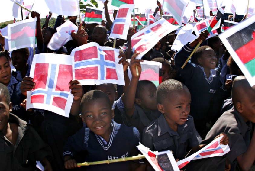 Svein Grønnern ble møtt av norske flagg da barnebyen Blantyre i Malawi ble åpnet. 