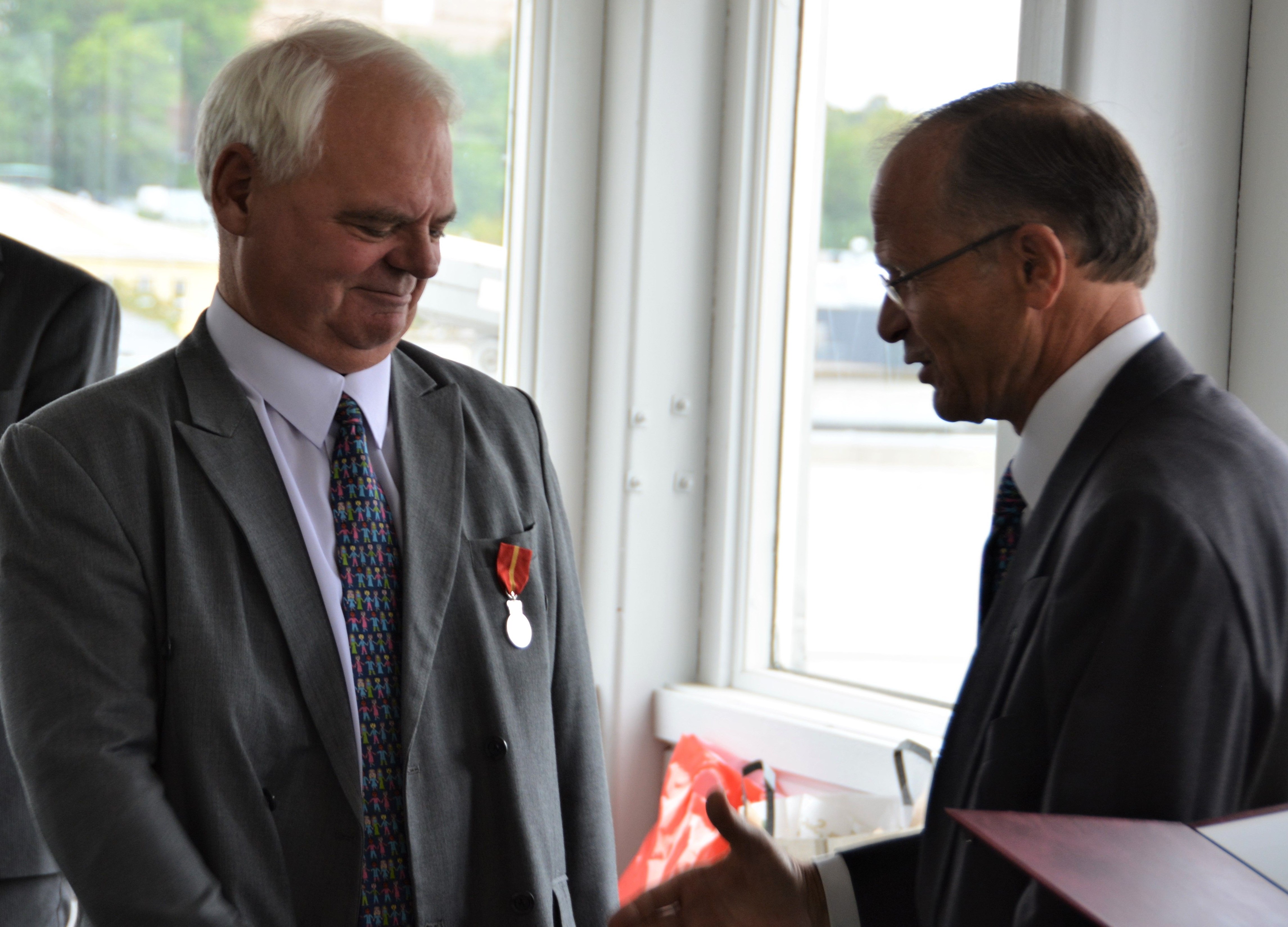 Svein Grønnern fikk tildelt Kongens fortjenstmedalje for sin lange og samfunnsengasjerte yrkeskarriere. Medaljen ble overrakt av styreleder Halvor Stenstadvold. Foto: SOS-barnebyer