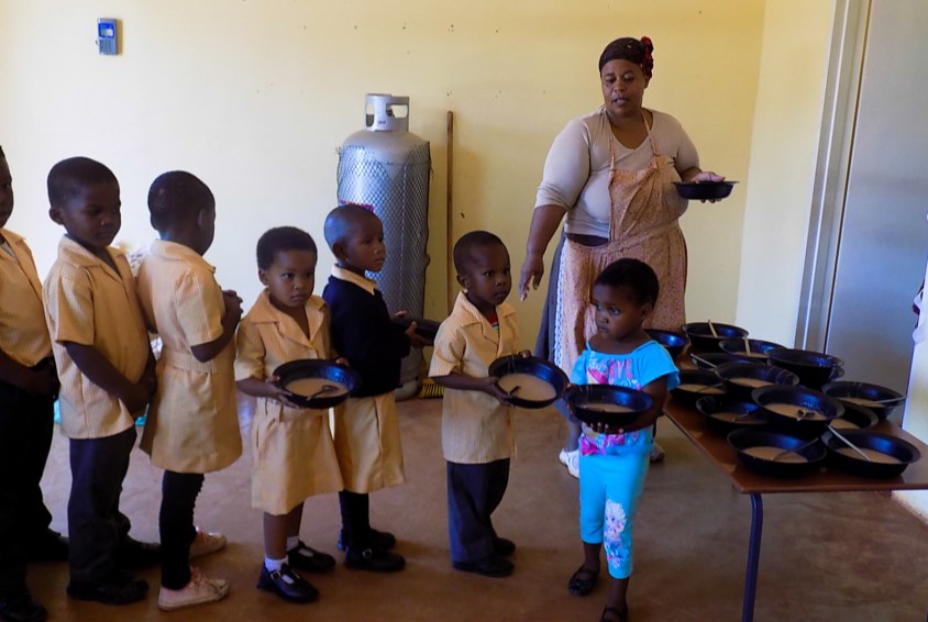 Lungile har fått seg jobb som kokk i en barnehage.