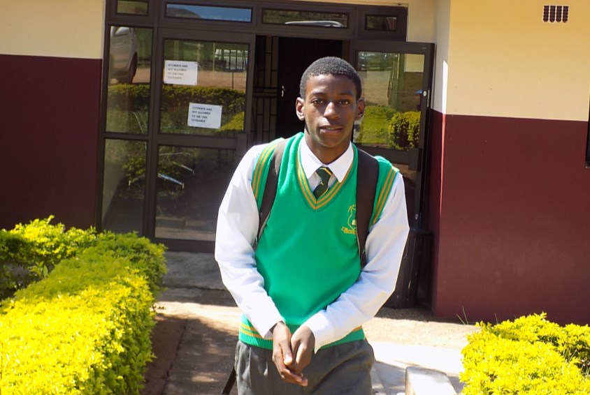 Fana (15) er Lungiles yngste barn. Her er han på skolen.