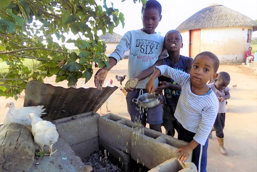 Barna hjelper til. Sizakele og barnebarna får støtte fra SOS-barnebyers familieprogram i Siteki, Swaziland. 