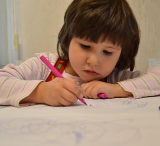 Jente som tegner SOS-barneby i Russland. Foto: Marko Maegi