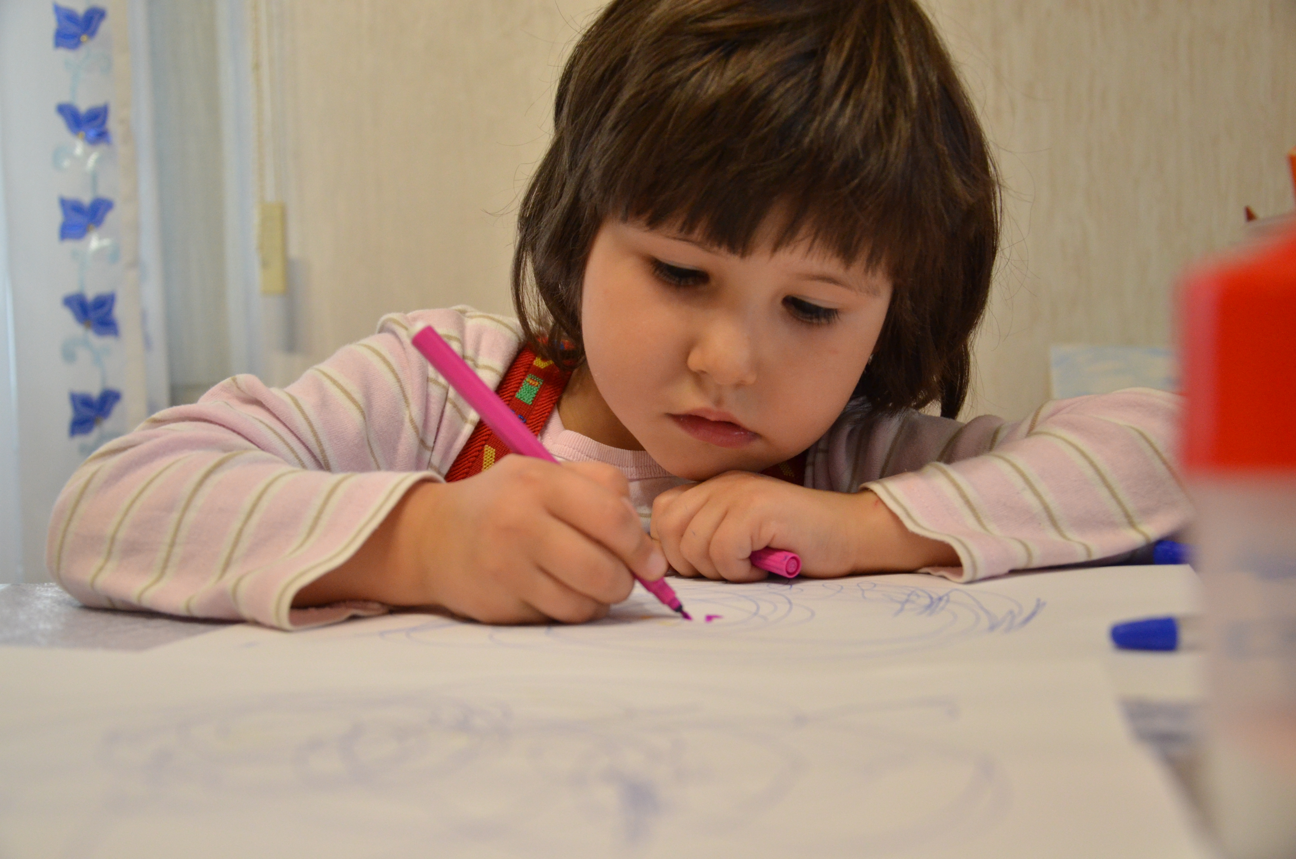 Jente som tegner SOS-barneby i Russland. Foto: Marko Maegi