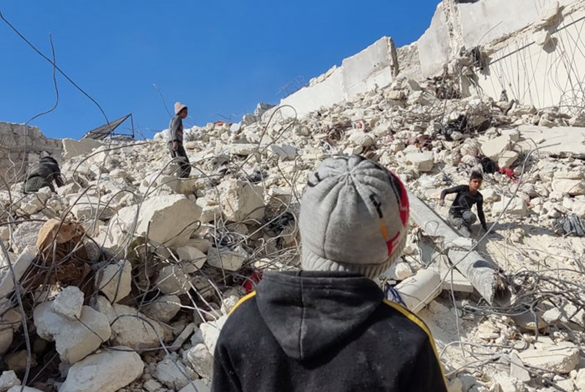 Barn klatrer i ruinene etter en boligblokk. Foto: Mahmoud Shabarek