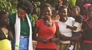 SOS-barnebyers mødregrupper i Malawi har fått over 100 tenåringsmødre tilbake på skolebenken. Foto: SOS-barnebyer