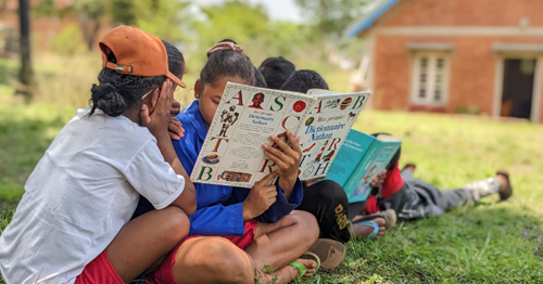 Children in Madagascarreading books  together. Photo: Lovanirina Luddo Aina Arman