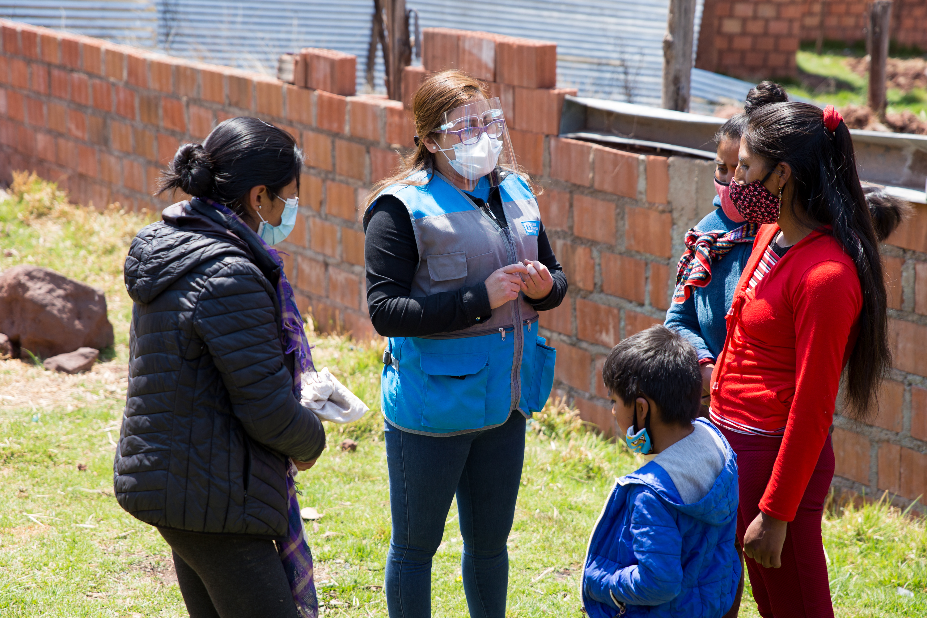SOS-barnebyers familierådgivere møter familien. Foto: Alejandra Kaiser