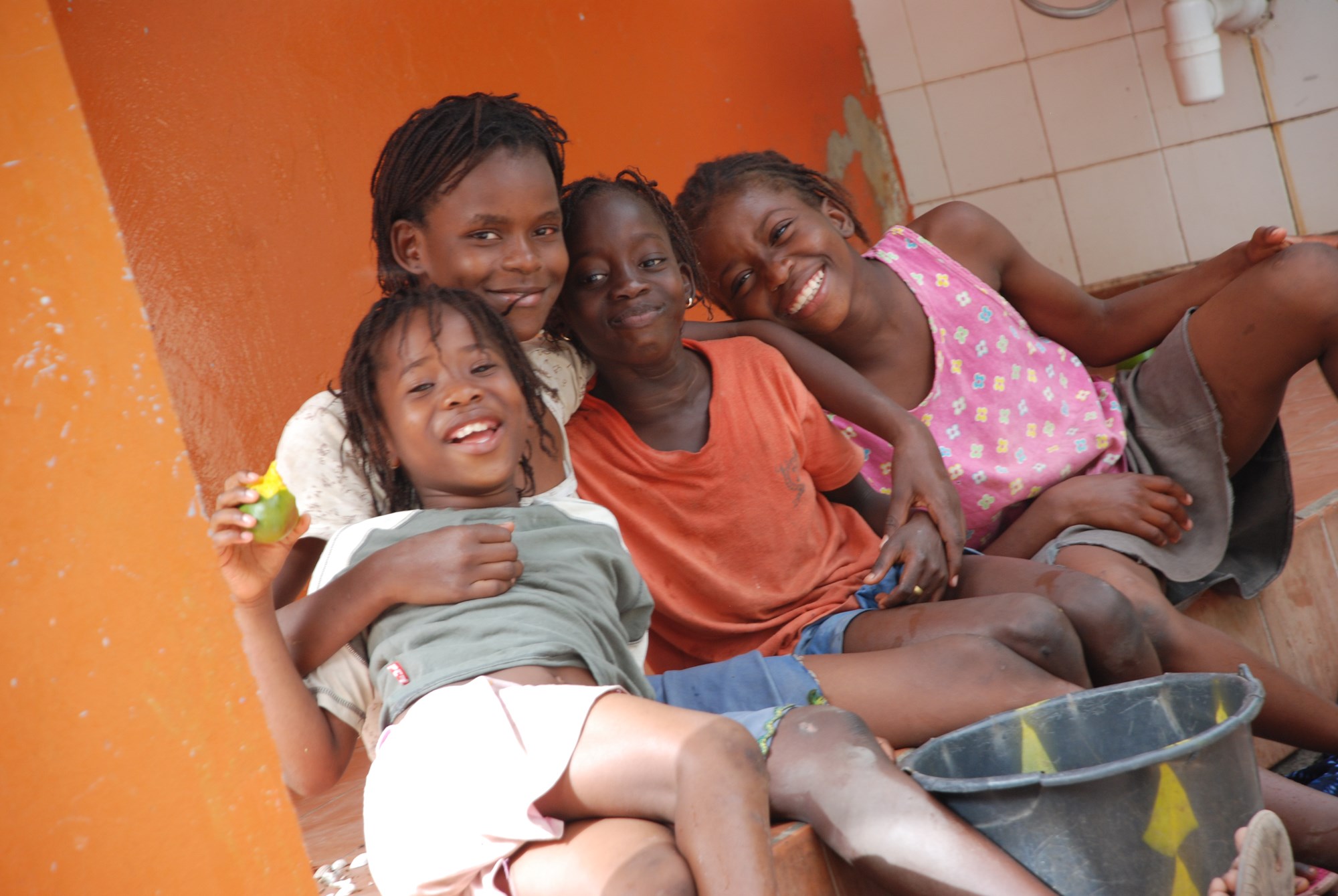 Barn i en SOS-familie vokser opp sammen med biologiske søsken og SOS-søsken og får omsorg fra SOS-foreldre.