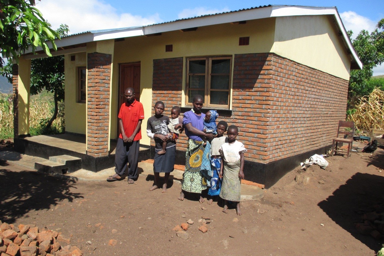Familien i Blantyre ble med i SOS-barnebyers familieprogram, som gjennom et godt samarbeid med lokale organisasjoner, sørger for støtte til å bygge et nytt hus.