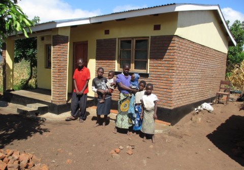 Familien i Blantyre ble med i SOS-barnebyers familieprogram, som gjennom et godt samarbeid med lokale organisasjoner, sørger for støtte til å bygge et nytt hus.