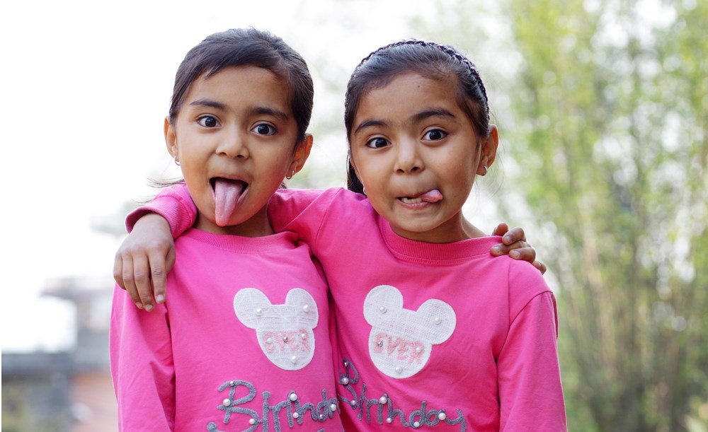 I barnebyen får tvillingene vokse opp sammen, og er en støtte for hverandre. Foto: Nina Ruud