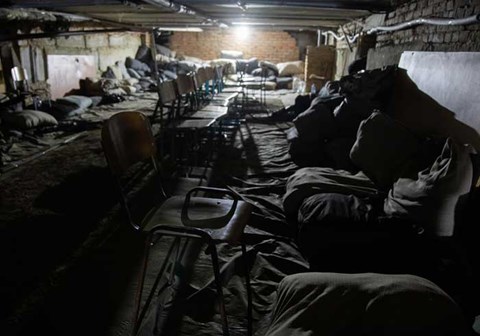 Bilde fra et tilfluktsrom i Lviv, Ukraina. Det er lavt under taket og ligger madrasser på gulvet. Foto: SOS-barnebyer