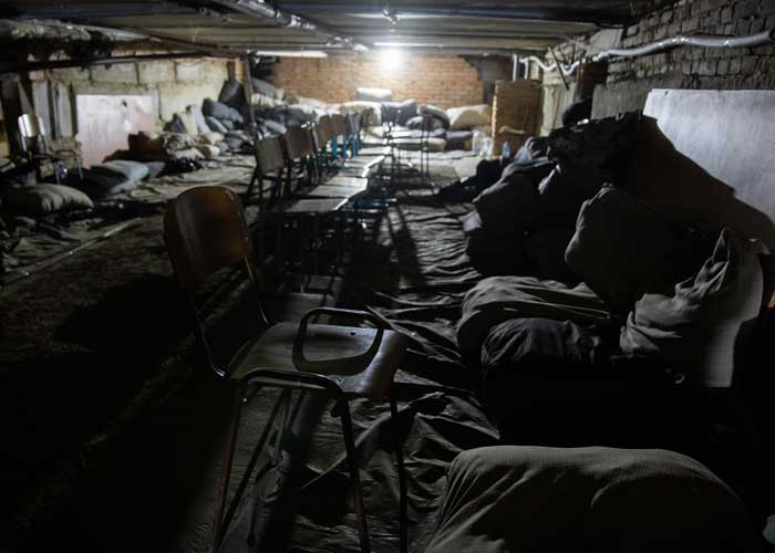 Bilde fra et tilfluktsrom i Lviv, Ukraina. Det er lavt under taket og ligger madrasser på gulvet. Foto: SOS-barnebyer