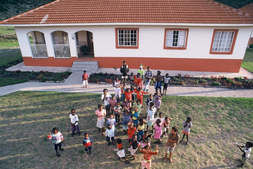 Barn foran barnebyen i Lubango, Angola. Foto: Tony Figueira