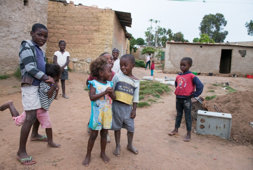 Barn i lek i Lubango. Det er nå 483 barn med i SOS-familieprogrammet. Foto: Jarle Evjen