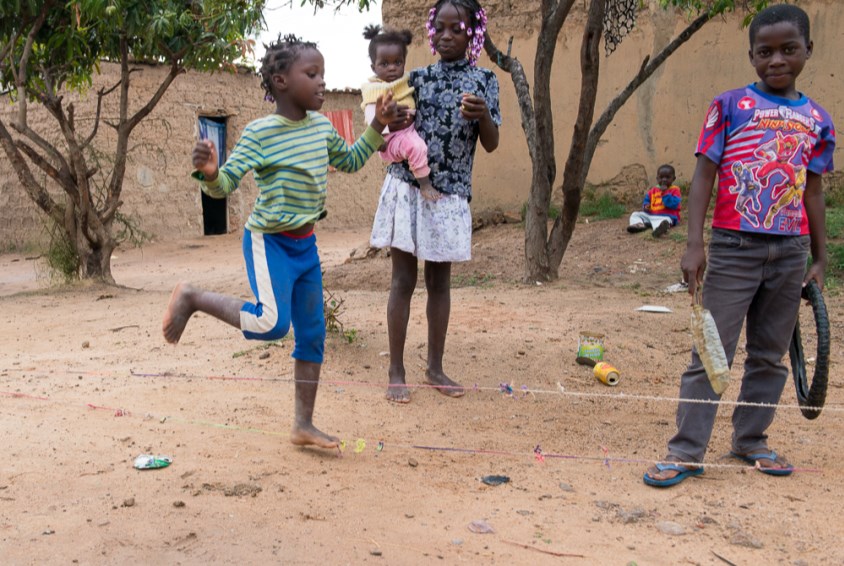 Barn i lek i Lubango. Foto: Jarle Evjen
