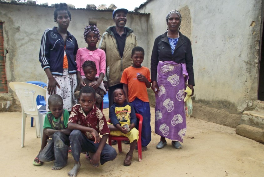 En familie fra SOS-familieprogrammet i Lubango. Foto SOS-arkiv