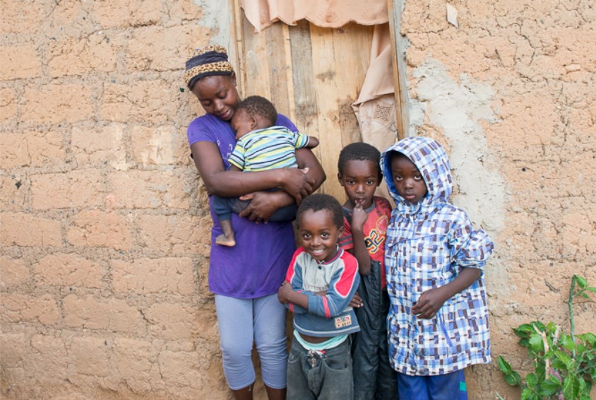 Familie med 4 barn som er med i familieprogrammet i Lubango. Foto: Jarle Evjen