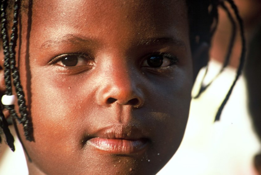 Portrett av jente fra barnebyen i Lubango. Foto: Tony Figueira