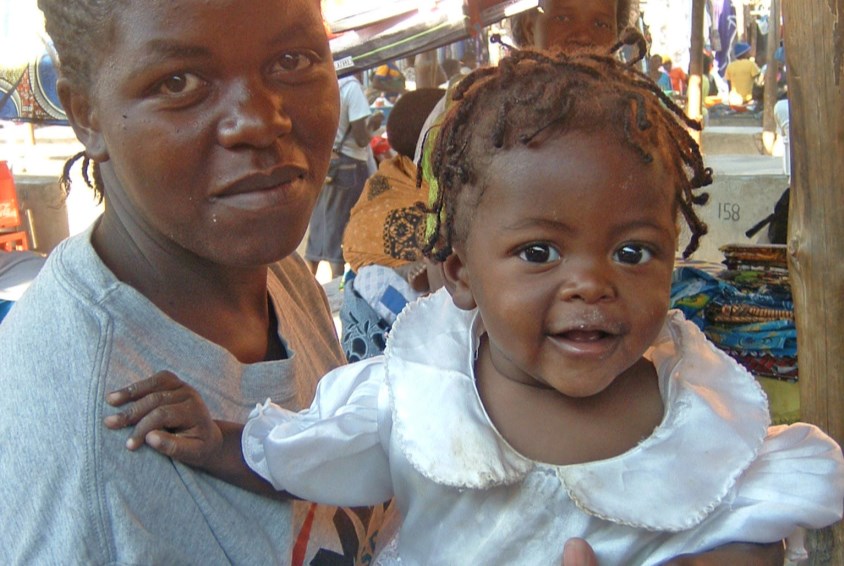 SOS-mor i barnebyen i Lubango, Angola. Foto: Brenda Dimbleby
