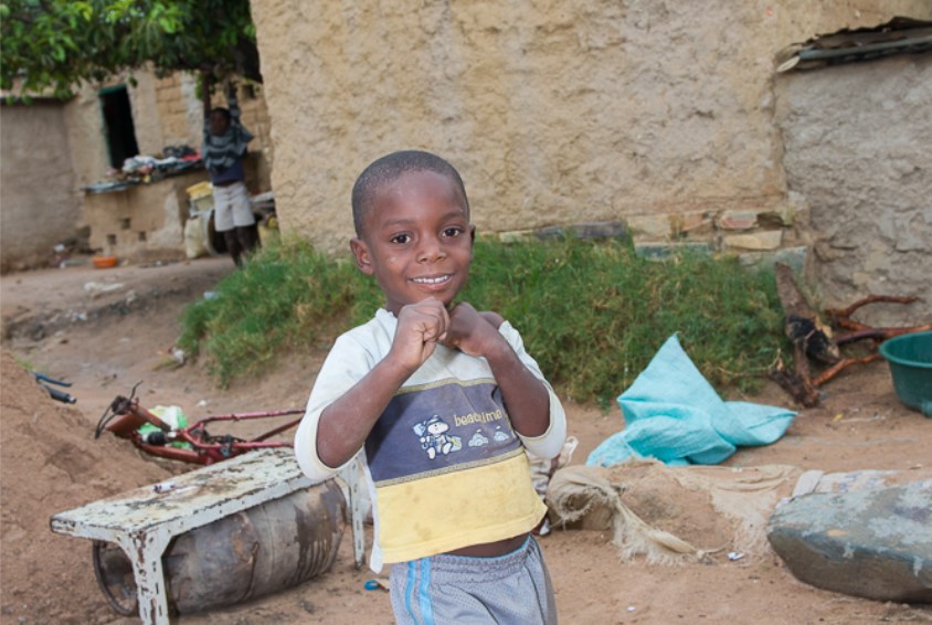 Skolegang er gratis i Angola, men mange barn får ikke tilgang da de mangler fødselsattest/IDpapirer. Familieprogrammet sikrer at barna blir registrert, får skolemateriell og uniform som er obligatorisk får å kunne gå  på skole. Foto: Jarle Evjen