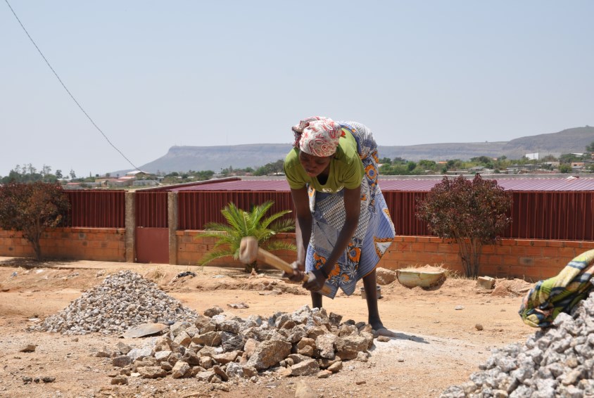 Denne 46-år gamle kvinnen får hjelp gjennom SOS-barnebyers familieprogram og har nå inntektsskapende arbeid som steinhugger.