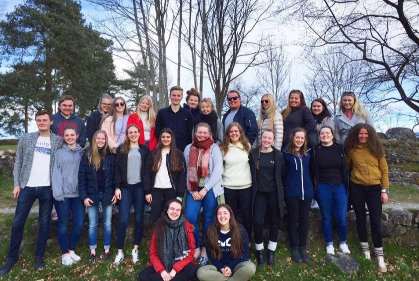 26 ungdommer i UngSOS samlet på Strandheim leirsted på Nærsnes utenfor Oslo i vår.