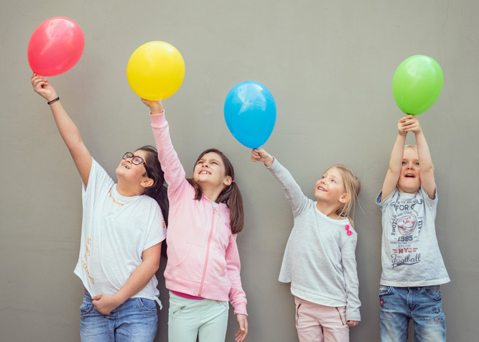 Fire barn holder fargerike ballonger i været. Foto: Gerhard Weber
