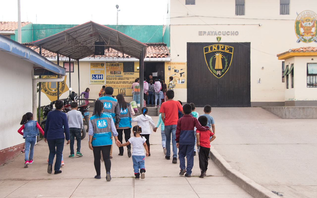 Barn går med sosialarbeidere fra SOS-barnebyer til fengselet. Foto: Alejandra Kaiser
