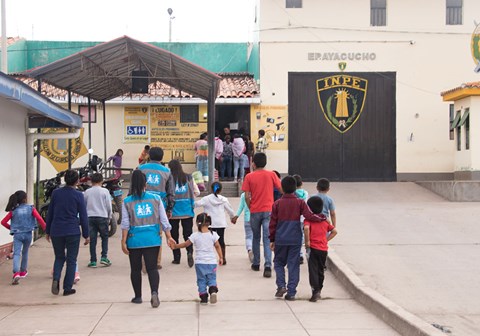Barn går med sosialarbeidere fra SOS-barnebyer til fengselet. Foto: Alejandra Kaiser