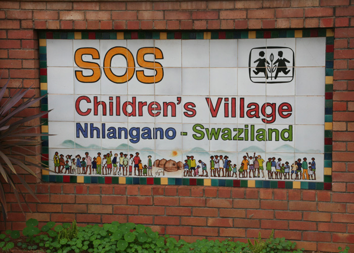 Plakat på veggen i SOS-barnebyen i Nhlangano, der det står barnebyens navn. Foto: Marthe Bøhler