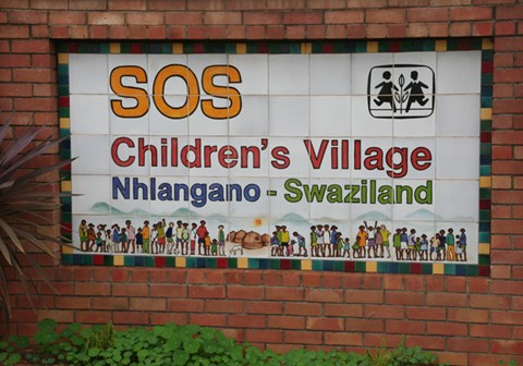 Plakat på veggen i SOS-barnebyen i Nhlangano, der det står barnebyens navn. Foto: Marthe Bøhler