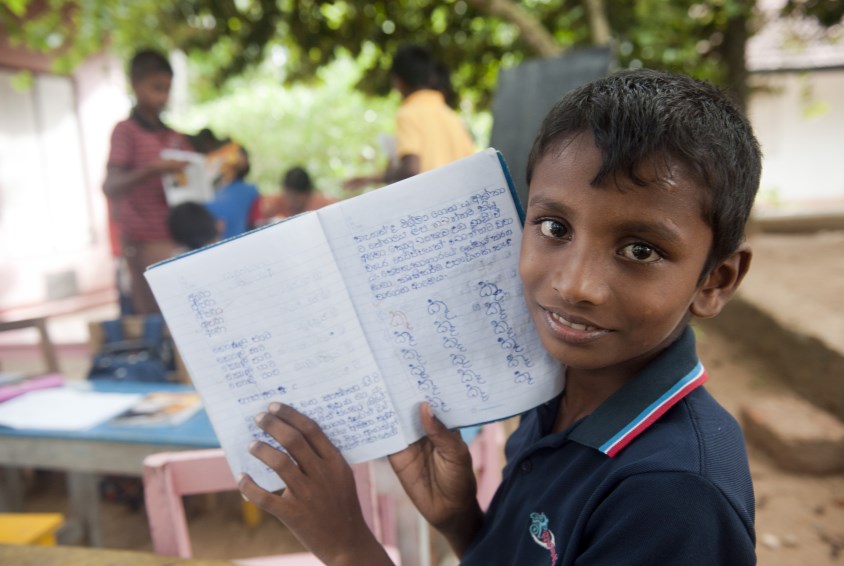 Stolt gutt. Utendørs klasserom i SOS-skolen i Piliyandala, Sri Lanka. Foto: Dominic Sansoni
