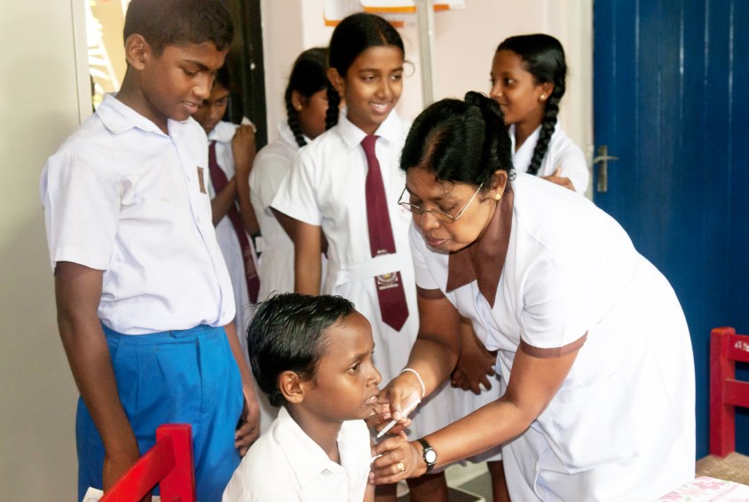 Vaksinasjon ved et av SOS-barnebyers medisinske sentre på Sri Lanka. Foto: Dominic Sansoni