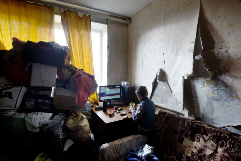 Her - mellom to sofaer, en stol og ett bord - har Andrej vokst opp, men snart skal han og familien flytte. Foto: Nina Ruud
