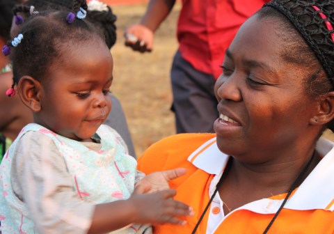 SOS-mor og barn i Fagforbundets SOS-barneby i Huambo, Angola. Foto: Turid Weisser