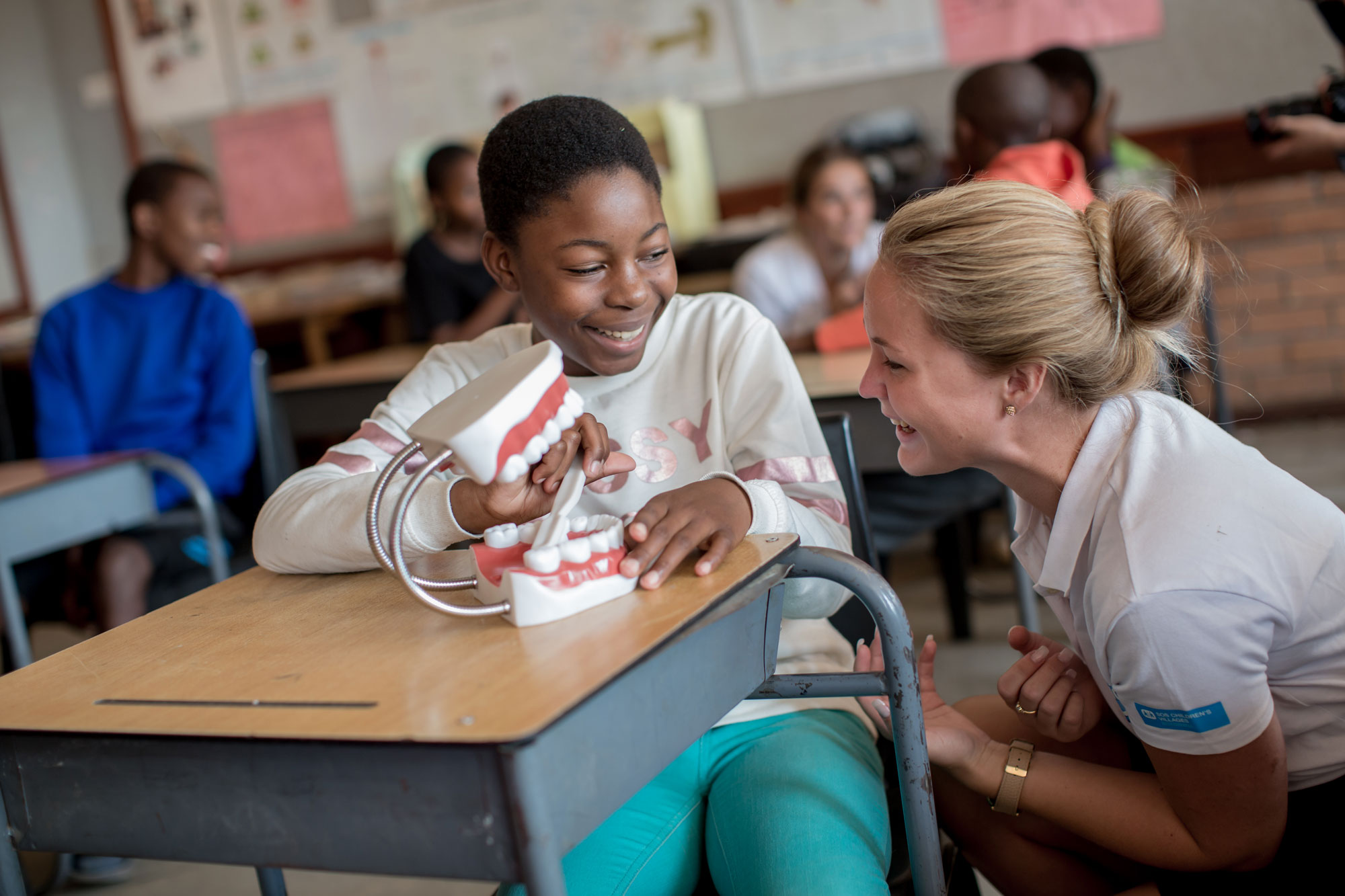 Sofia Villingstam opplevde at elevene var veldig interessert i å lære om god tannhelse. Foto: Karin Schermbrucker