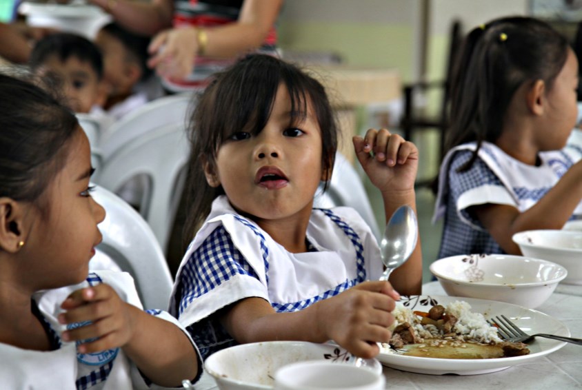 Det serveres varm lunsj på en SOS-skole på Filippinene. Foto: Bjørn-Owe Holmberg
