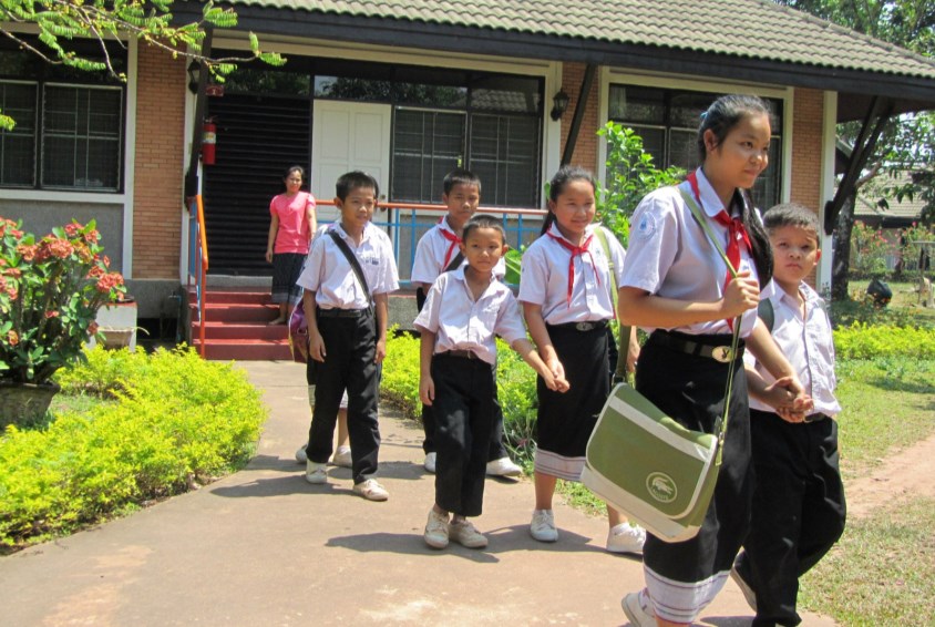 På vei til SOS-skolen i en barneby i Asia. Foto: SOS-barnebyer
